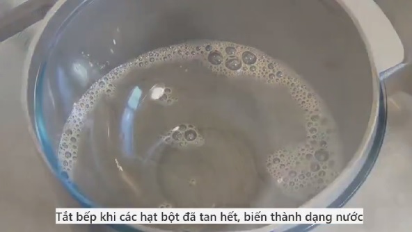 Tắt bếp khi các hạt bột đã tan hết biến thành dạng nước.