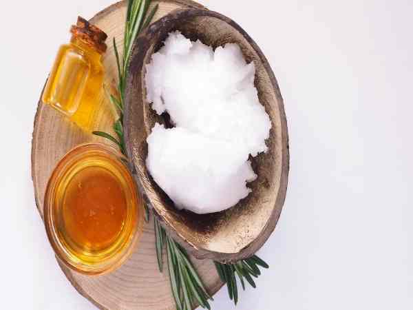 Tẩy da chết môi  bằng dầu dừa và mật ong, đường nâu