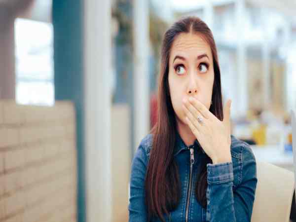 Thở vào túi giấy – Cách chữa nấc cục phổ biến ở nước ngoài