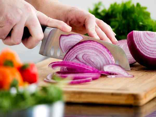 "Tuyệt chiêu" cắt hành không sợ cay mắt cho chị em