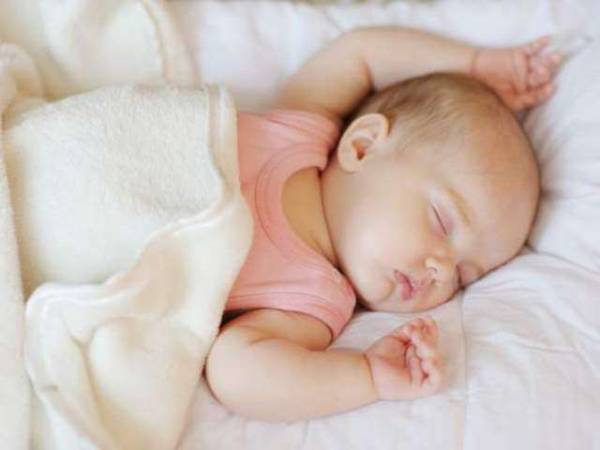 Trẻ sơ sinh ngủ hay giật mình có đáng lo ngại hay không