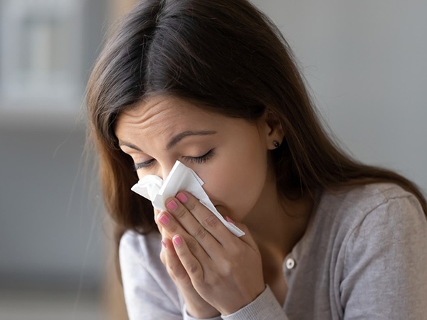 Mẹo vặt chữa chảy máu cam tại nhà ai cũng nên biết