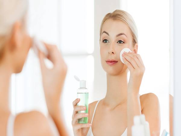 Da mụn có nên dùng toner không? Loại toner phù hợp với da mụn