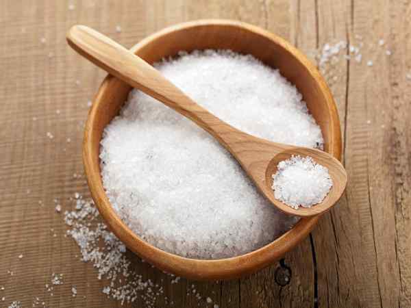 Cách làm trắng răng tại nhà với muối ăn