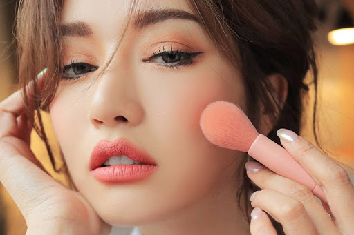 Dùng phấn phủ dạng bột và phấn má hồng