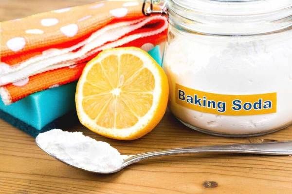 Cách làm sạch áo trắng bị bẩn bằng baking soda và chanh tươi