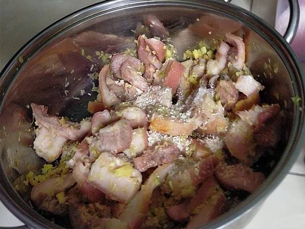 Cách khử mùi hôi của thịt Nhím bằng cách loại bỏ tuyến hôi đặc trưng
