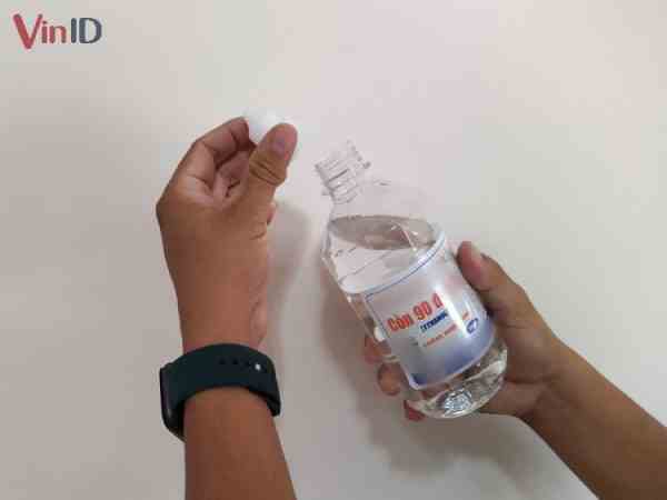 Cách tẩy sơn trên quần áo bằng dung dịch cồn