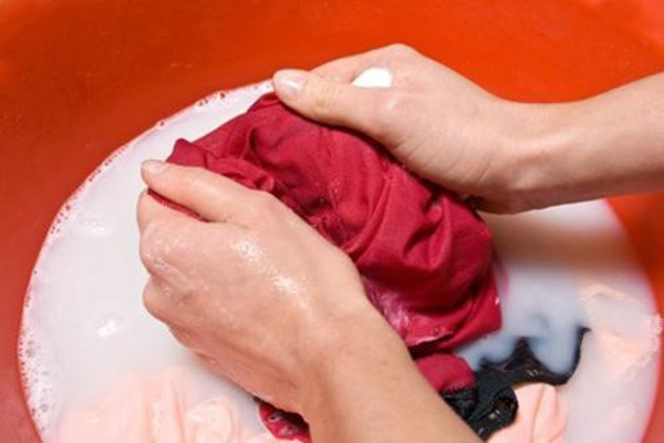 Vì sao vết dầu máy khó làm sạch?