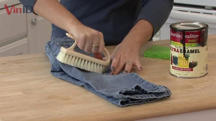 Cách tẩy sơn trên quần áo bằng dầu mè hoặc dầu thông