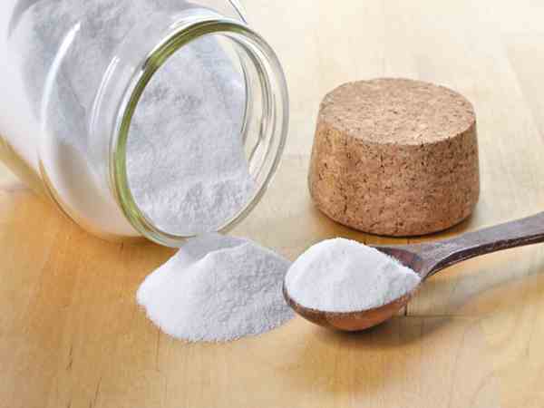 Sử dụng baking soda làm sạch vết dầu máy