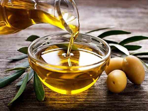 Dùng dầu ăn hoặc dầu dừa tẩy kẹo cao su trên áo