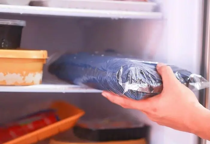 tẩy kẹo cao su dính vào áo là sử dụng lạnh