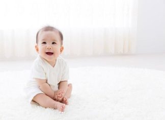 Trẻ em mấy tháng biết ngồi?
