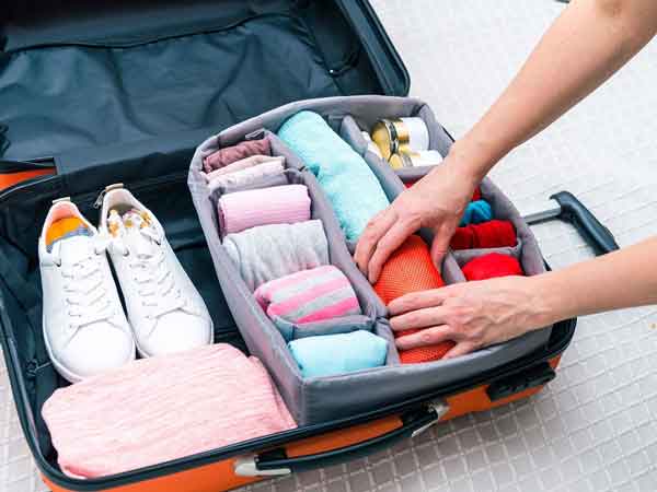 Cuộn tròn quần áo thay vì gấp sẽ giúp tiết kiệm diện tích để đồ trong vali