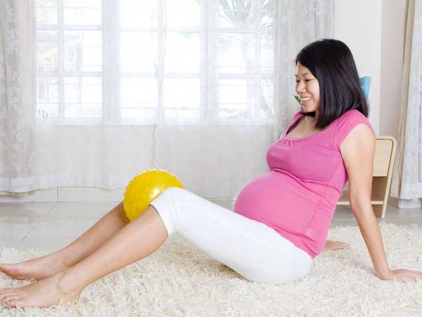 Mẹ bầu bị phù chân tháng thứ 5 thai kỳ có sao không?