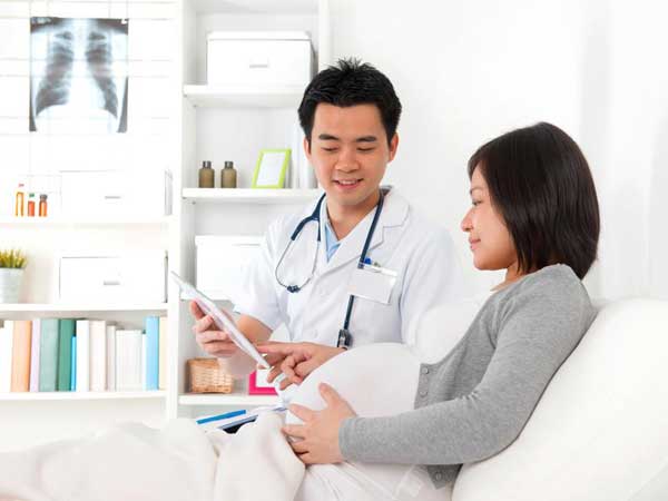 Nếu tiêu chảy kéo dài, mẹ bầu nên đến bác sĩ để kiểm tra