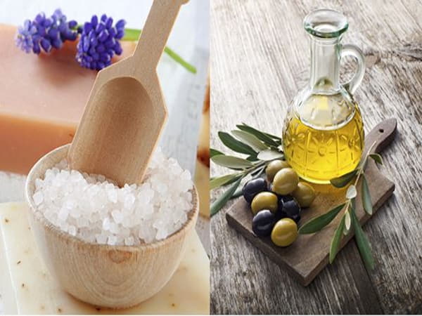 Trộn muối với dầu oliu hoặc dầu dừa