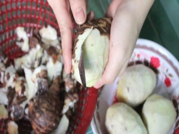 Cách gọt khoai sọ không bị ngứa tay