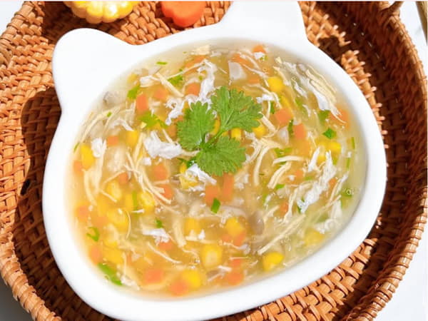 Súp gà nấu với khoai tây và cà rốt