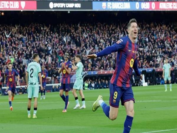 Tin Barcelona: HLV Hansi Flick khen ngợi hết lời Lewandowski